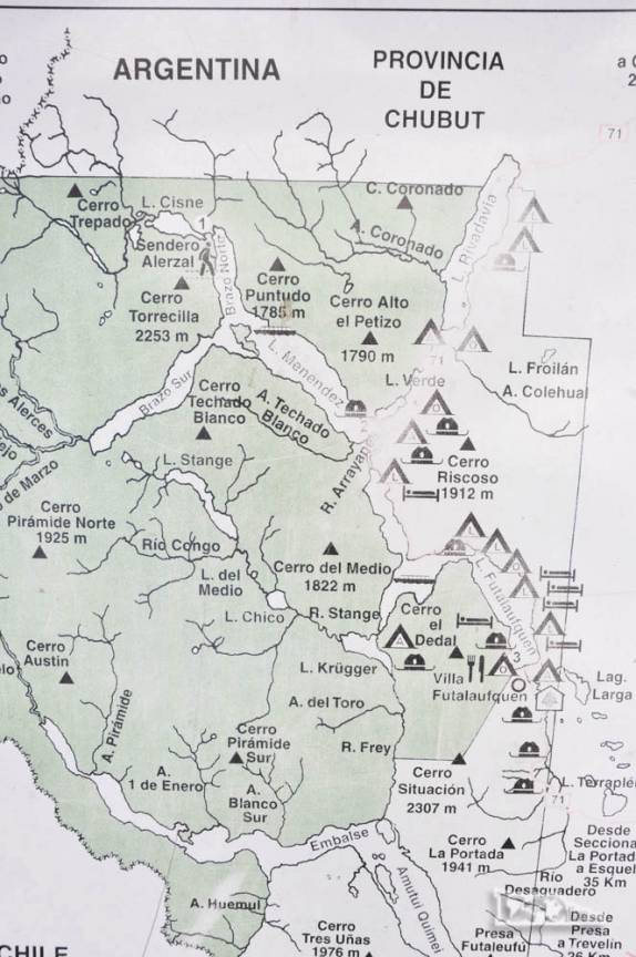 Placa mostra o mapa do Parque Nacional Los Alerces, ao norte de Trevelin, na patagônia argentina